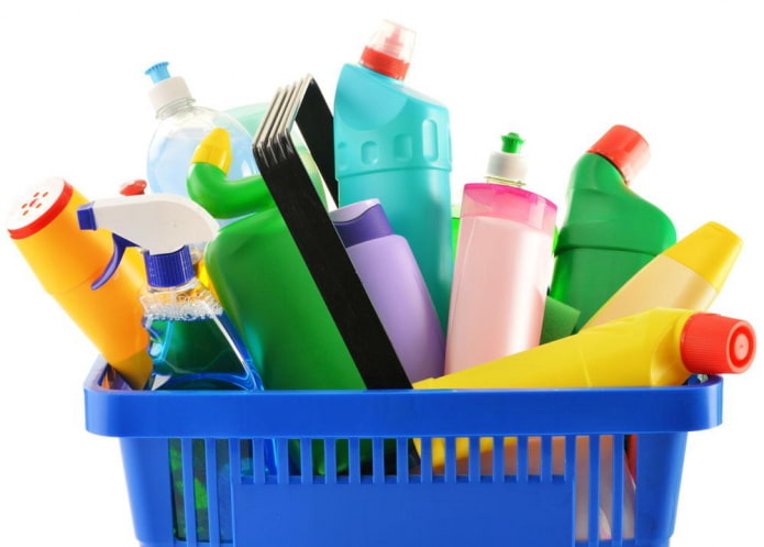 Chemicali?n voor het schoonmaken van de badkamer