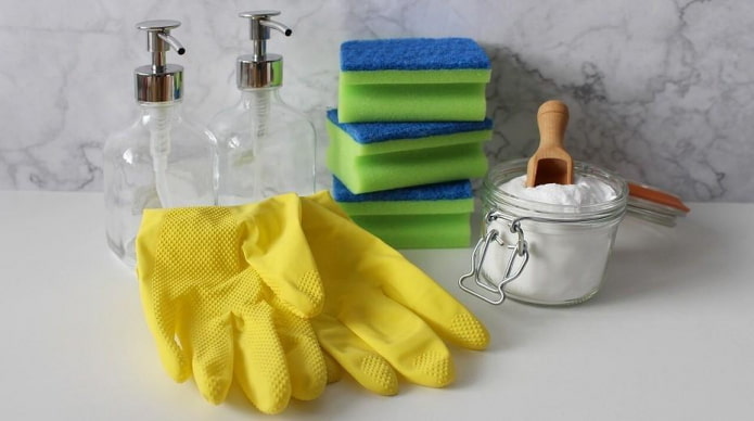 Accessoires voor het reinigen van de badkamer