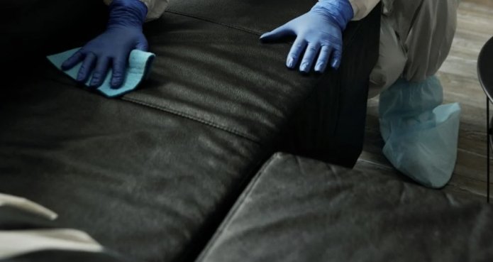 Hoe maak je een bank schoon van vlekken?