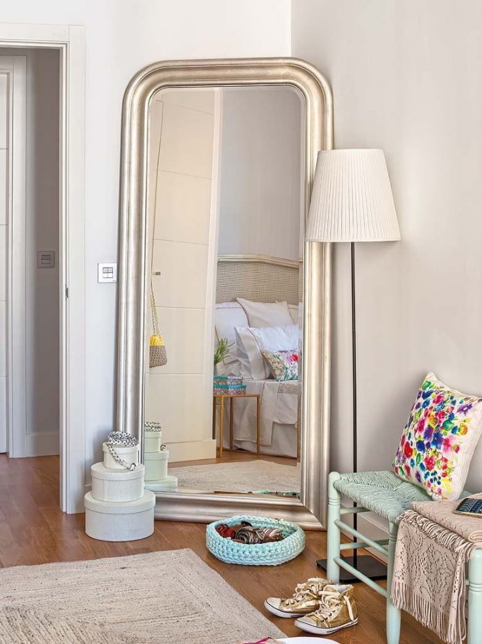 Spiegel in de hoek van de slaapkamer