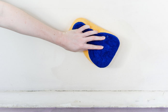 de muur schoonmaken met een zachte spons