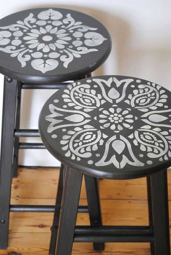 Stencilschildering op krukken
