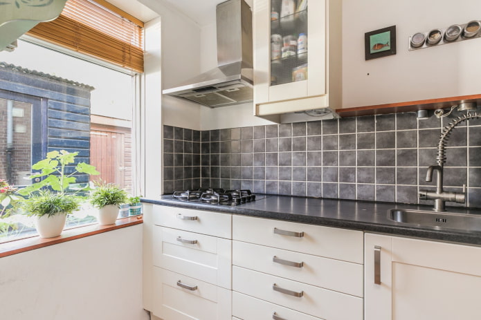 Voegmiddel voor tegels in het keukeninterieur