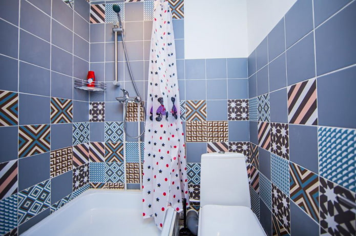 Voeg voor tegels in het interieur van de badkamer