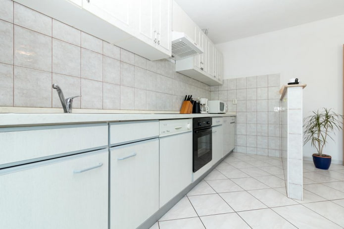 Voegmiddel voor tegels in het keukeninterieur