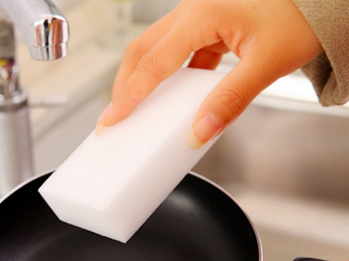 afwassen met een melaminespons