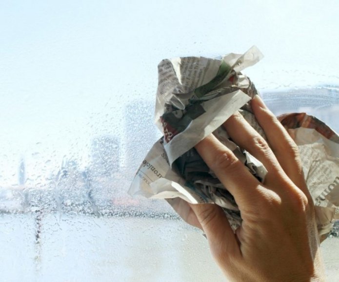 ramen wassen met krantenpapier