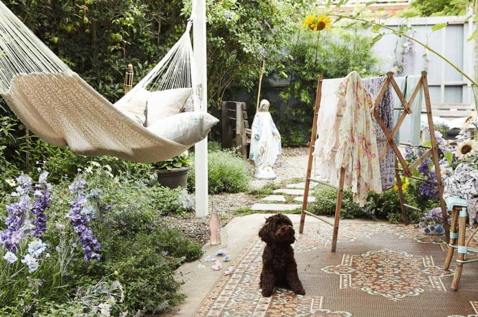 hangmat bevestigd aan witte houten palen in boho-stijl