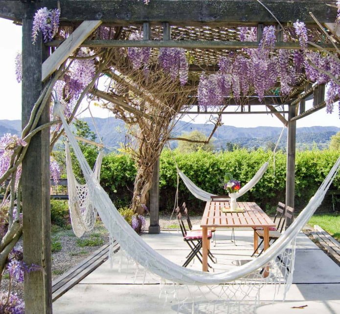 3 hangmatten rond de omtrek van de pergola