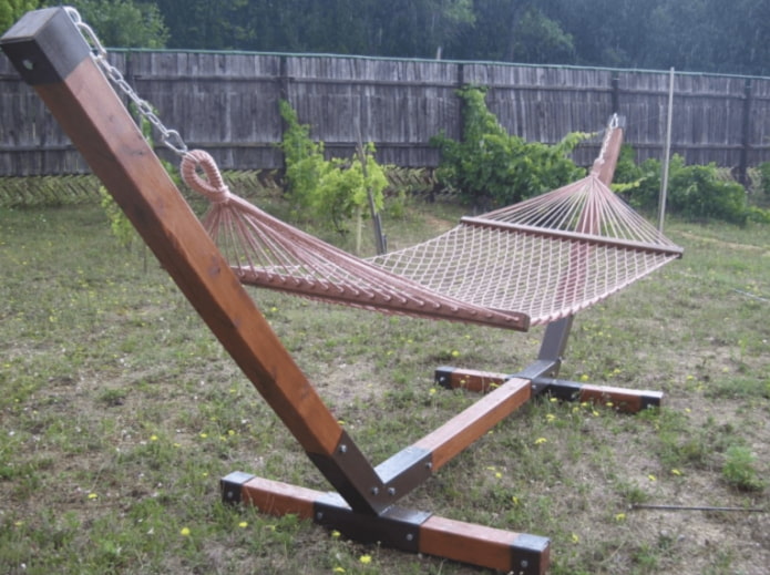 hangmat op een houten frame