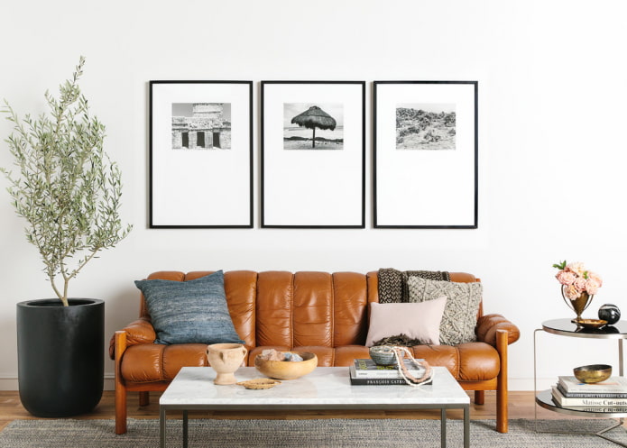 Modulaire schilderijen boven de bank