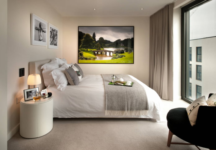 bed met poten naar het raam