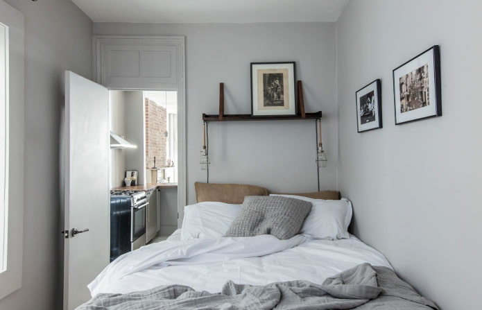 bed naast de deuropening