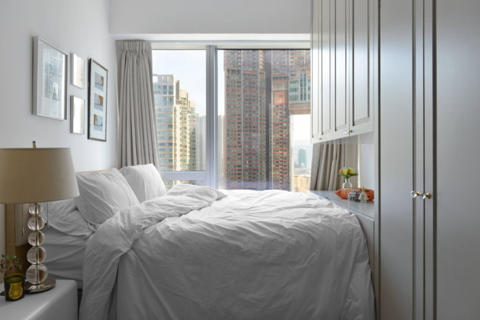 bed met de poten tegen de muur