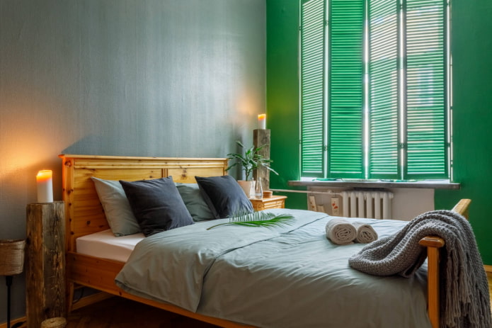 Bed met hoofdeinde tegen de muur