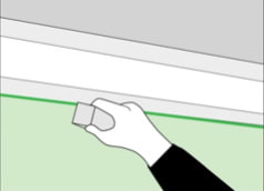 Installatie van plinten op een spanplafond