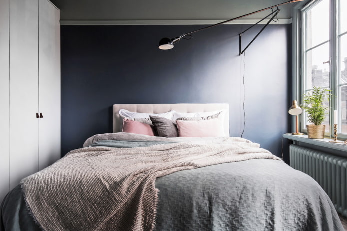Bed met het hoofdeinde tegen de muur