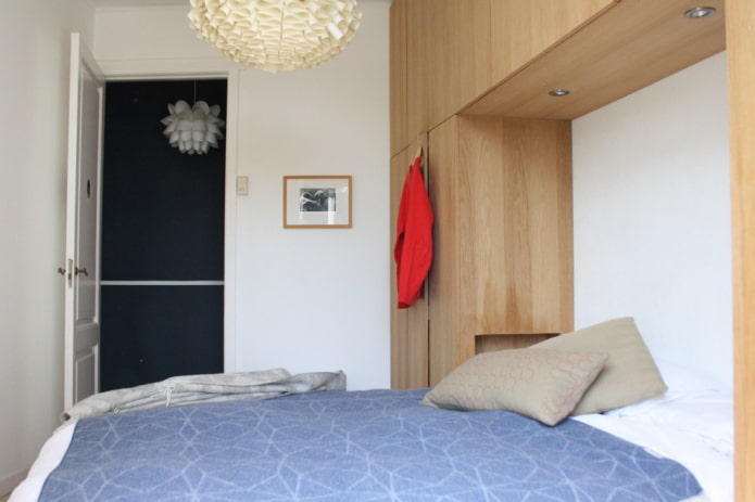 Een nis met kasten boven het bed