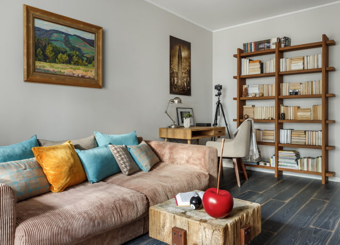 Plank in een kleine woonkamer