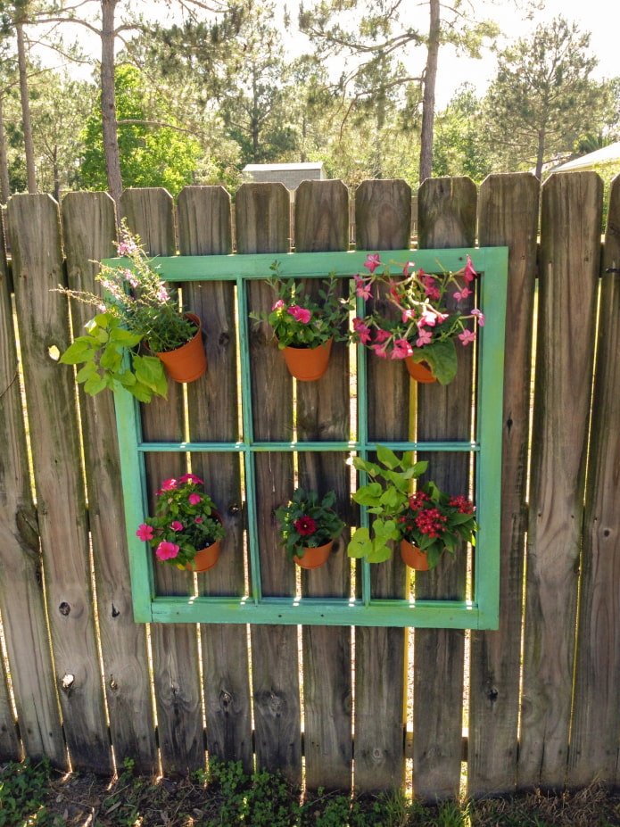 Raamkozijn met bloemen