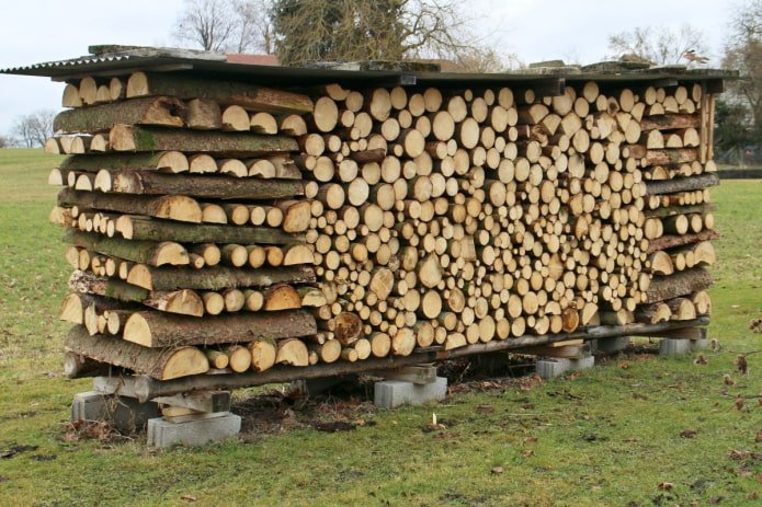 Houtstapel bedekt met leisteen