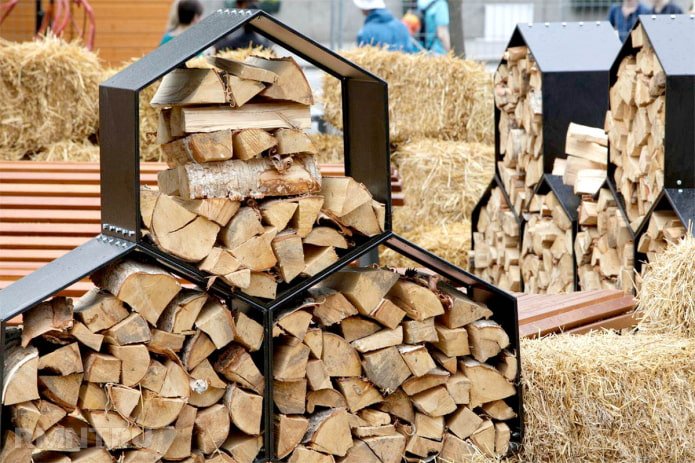 Honingraatvormige houtstapel
