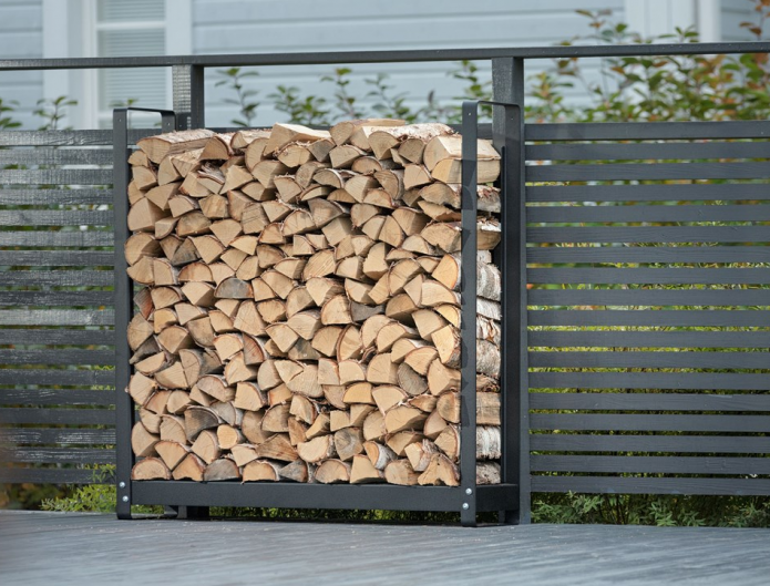 Houten schuurtje bij een metalen hek