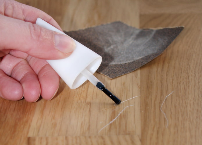 Nagellak tegen krassen op de vloer
