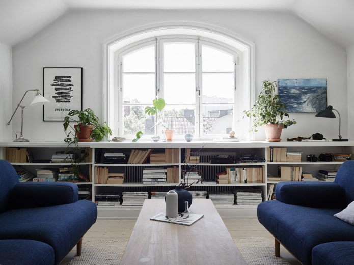 Boeken onder de vensterbank