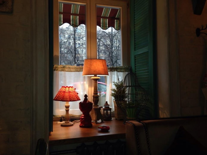 Vensterbank met lampen