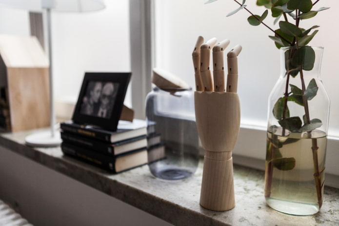 Handbeeldje, boeken en vazen