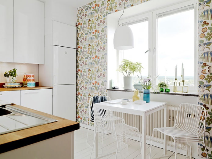keukentafel van MDF in het keukeninterieur
