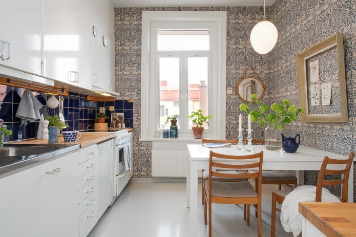 Houten stoelen in het interieur