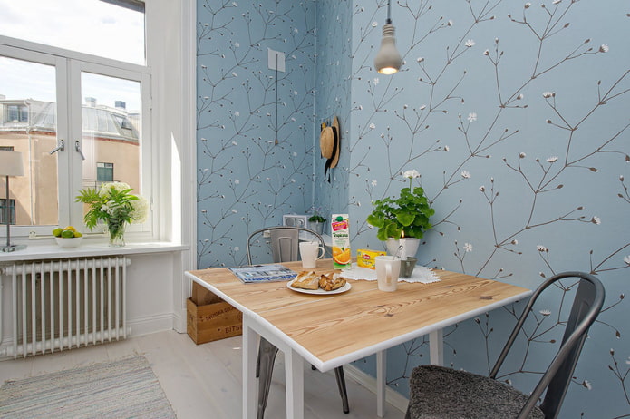keuken in Scandinavische stijl met blauw behang