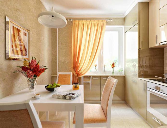 beige behang voor een kleine keuken