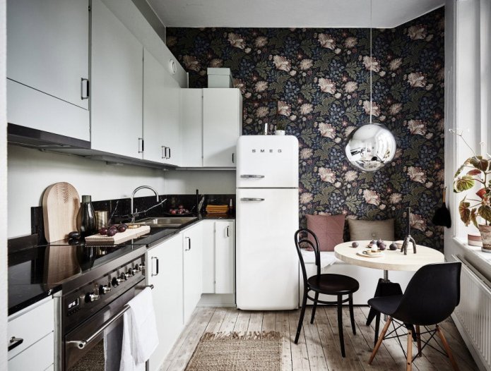 Ronde tafel in een keukeninterieur