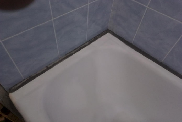 een kier in de badkamer dichten met cement