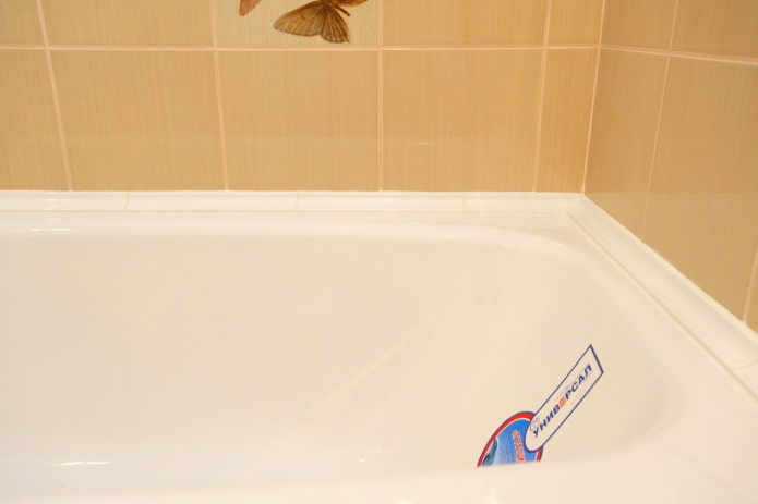 keramische rand in de badkamer