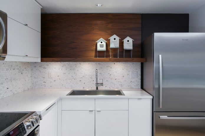 lichte keuken met stenen in het voorste gedeelte