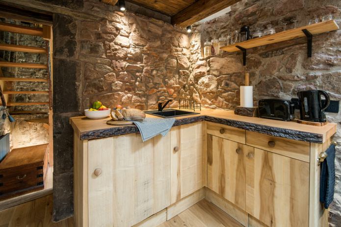 wilde steen in een eco-keuken