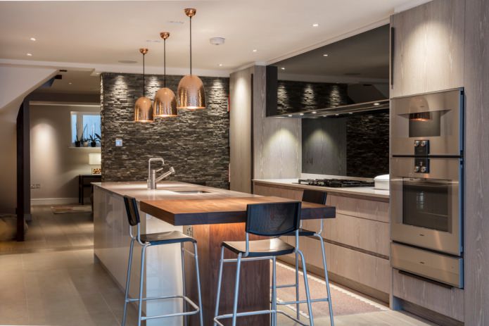 leistenen muur in een moderne keuken