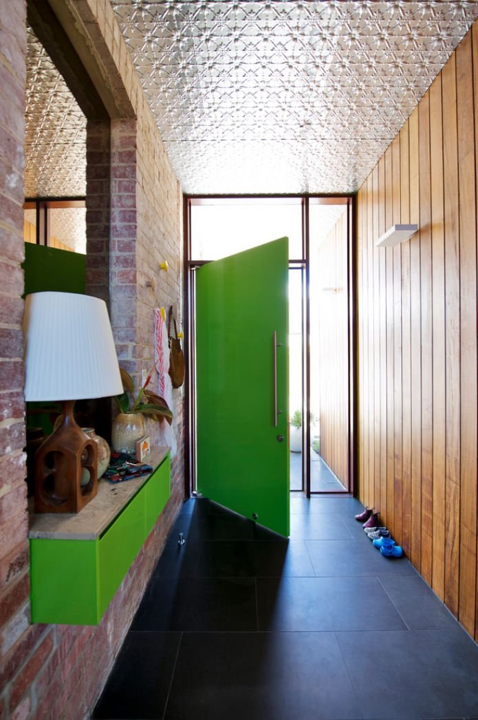muurdecoratie van baksteen en hout