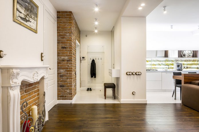 stenen muur- en open haarddecoratie