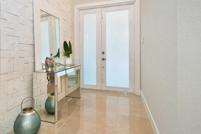 muurdecoratie met witte steen