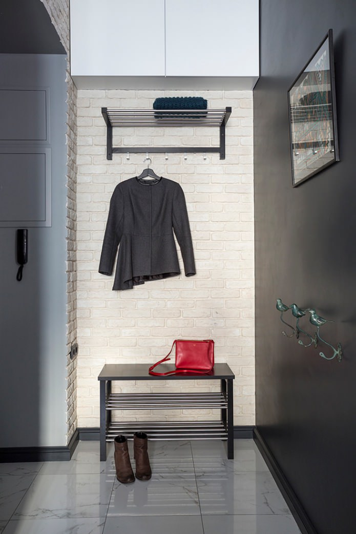 kleine gang met bakstenen wandbekleding