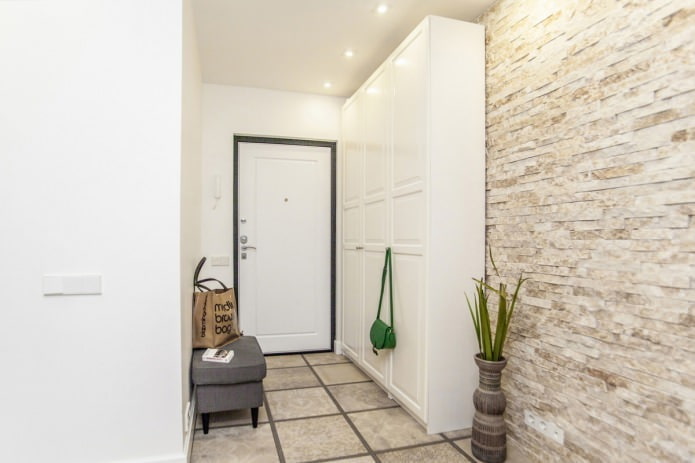 decoratieve stenen afwerking op de muur in het interieur