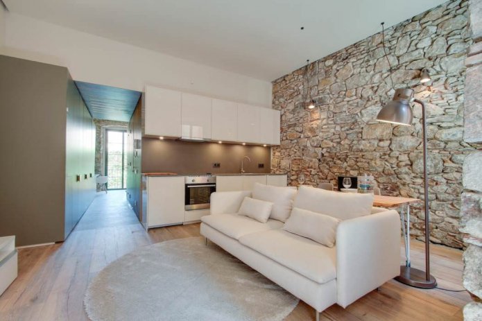decoratieve stenen afwerking op de muur in het interieur