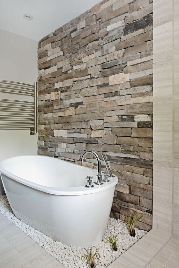 decoratieve steenafwerking in de badkamer