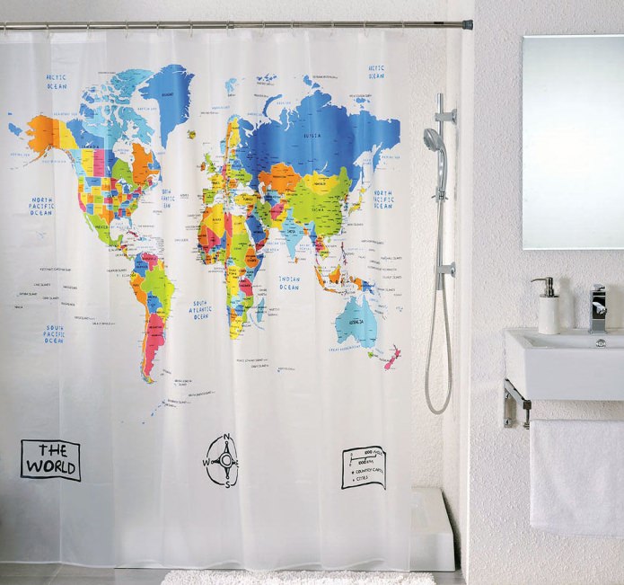wereldkaart op gordijnen in de badkamer