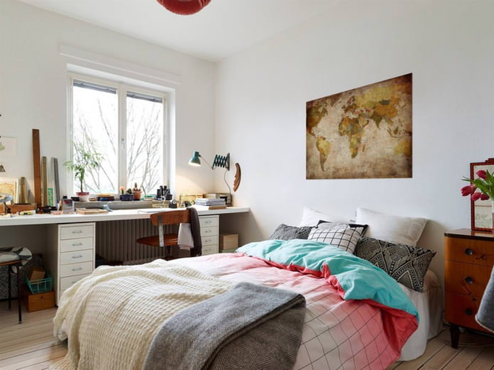 wereldkaart aan het hoofdeinde van het bed
